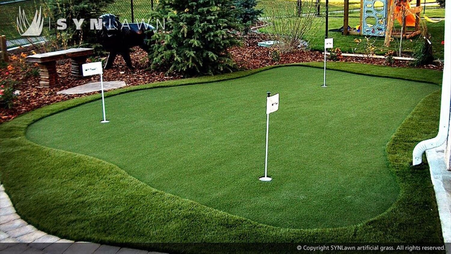 Residential backyard putting green from SYNLawn