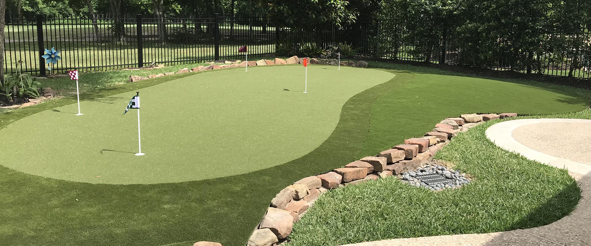 residential golf green installed by SYNLawn