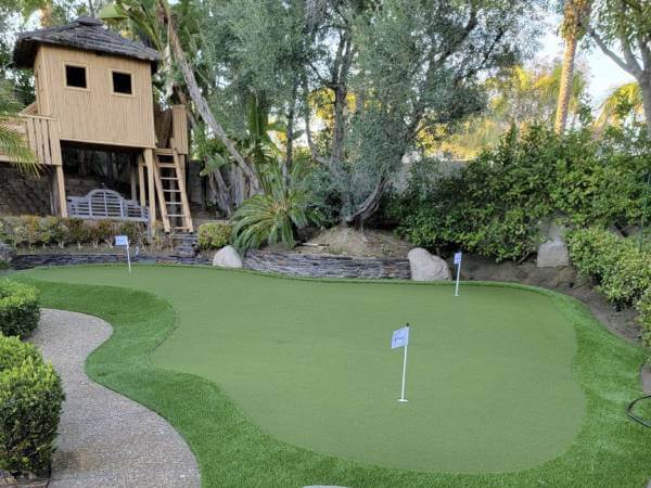 residential artificial putting green made by SYNLawn