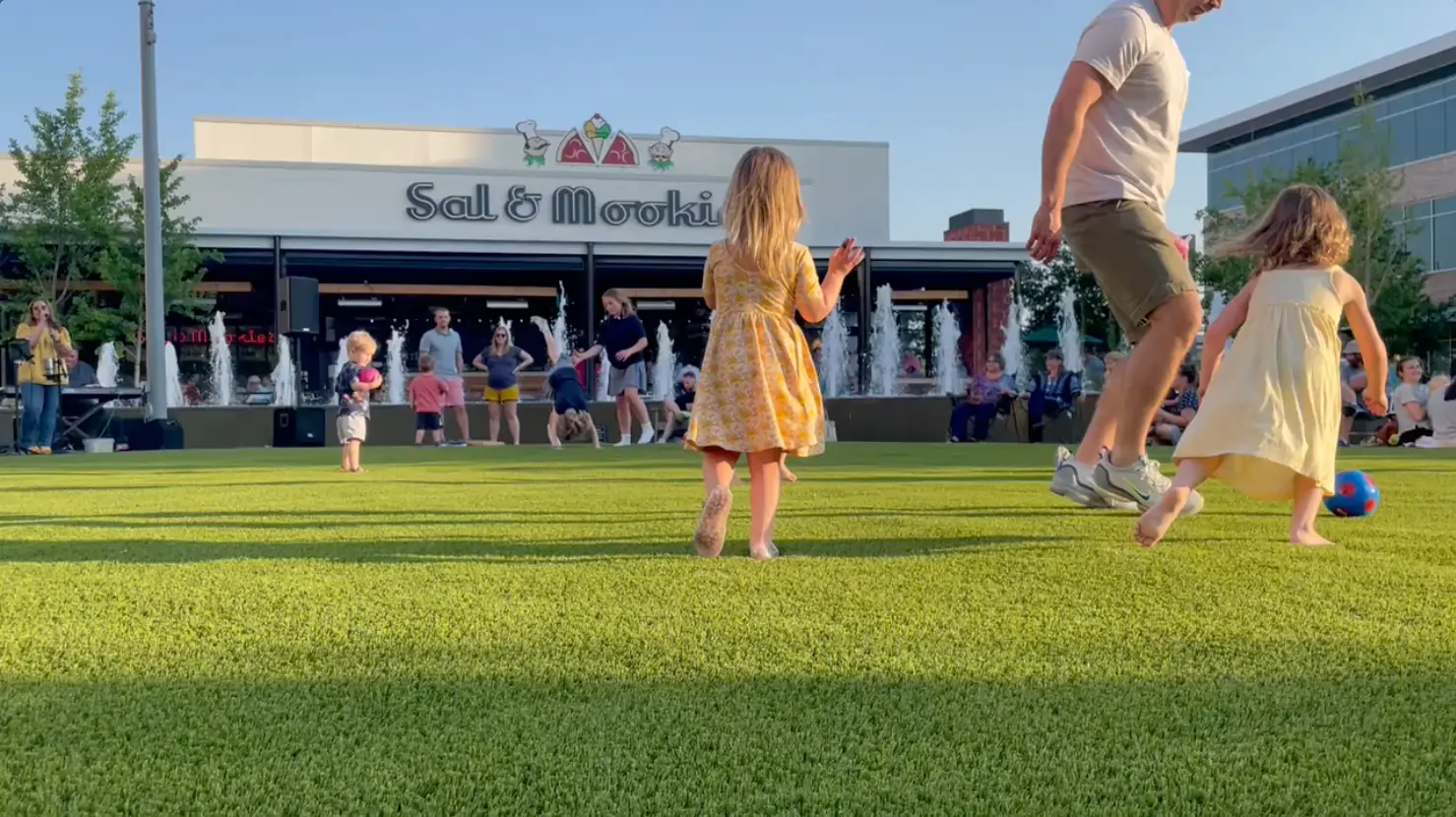 Kids playing on SYNLawn Artificial grass